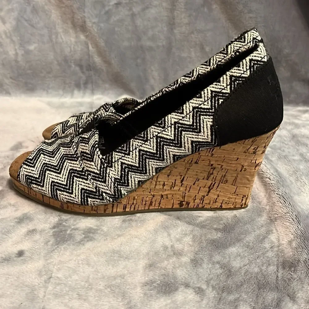 TOMS Women's Black/White Aztec Cork Wedges